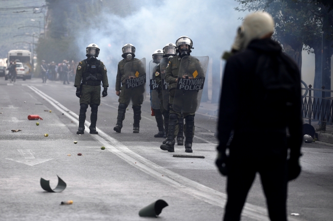 Yunanistan’da öğrenciler polisle çatıştı
